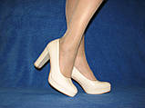 Нарядні туфлі на середньому стійкому каблуці кольору беж розмір 38, фото 6