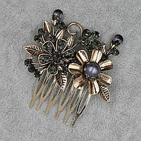 Гребінець для волосся золотистого кольору квіточки із сірими намистинами та стразами на 6 зубців розмір 60х45 мм