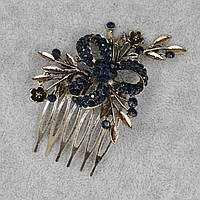 Гребешок для волос золотистого цвета цветочек с лепесточками с синими стразами 6 зубьев размер 70х68 мм