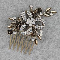 Гребінець для волосся золотистого кольору квіточок із пелюстками з білими стразами 6 зубців розмір 70х68 мм
