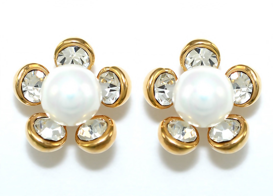 Сережки гвоздики. Колір оправи: позолота. Камені: перли та циркон. Діаметр сережки: 25 мм.