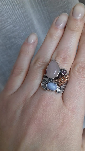 Срібне кільце Антураж із рожевим кварцем, глибоким агатом, аметистом, фото 1