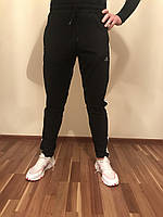 Штаны мужские спортивные Адидас из трикотажной ткани чёрные с белыми лампасами из трикотажной ткани Formation