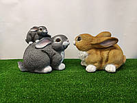 Садовая фигура зайчиха с зайчонком и заяц семейка. декоративная садовая фигура.