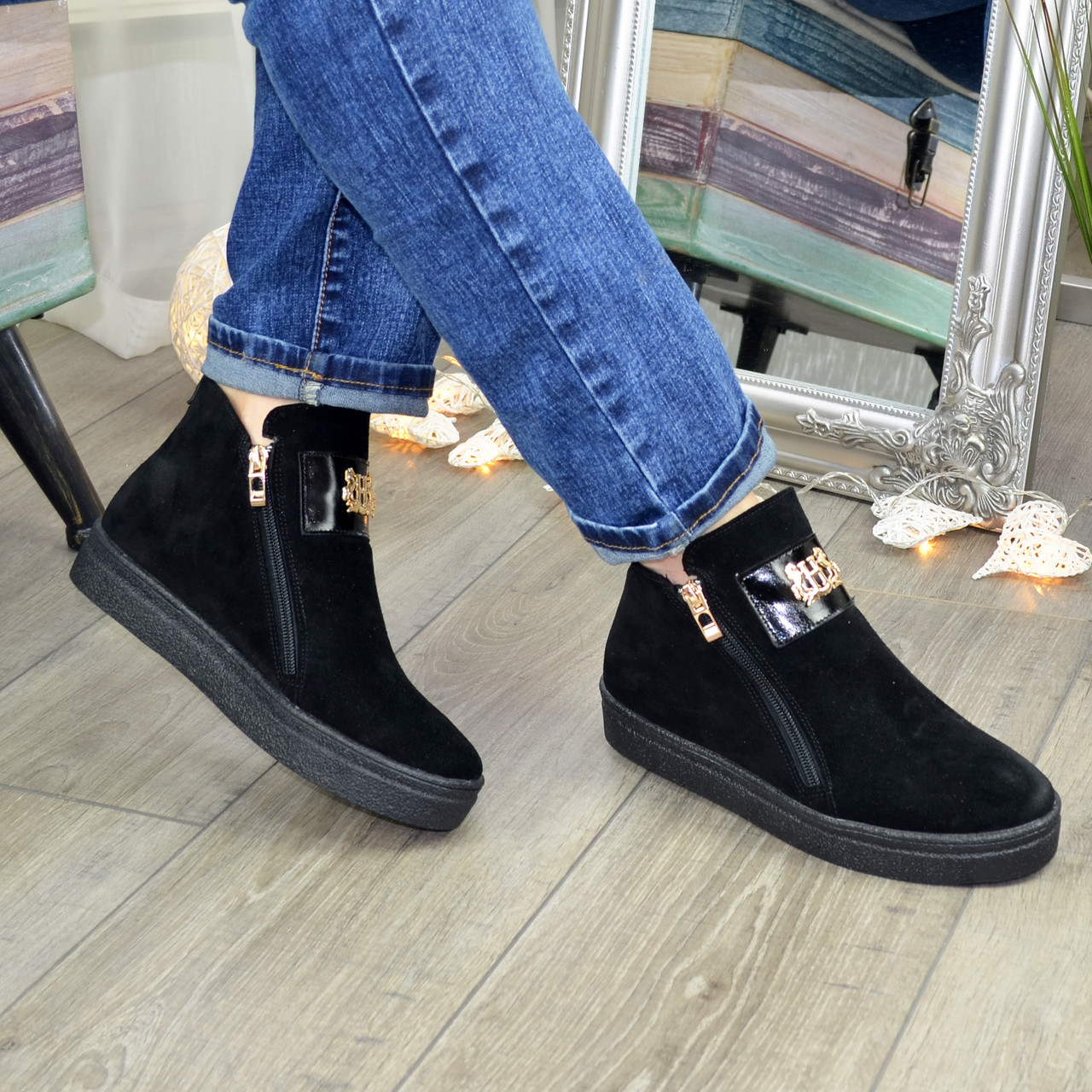Жіночі замшеві чорні черевики на товстій підошві, декоровані фурнітурою, фото 1