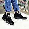 Жіночі замшеві чорні черевики на товстій підошві, декоровані фурнітурою, фото 3
