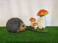 Садова фігура їжачок із грибами. декоративна садова фігура.