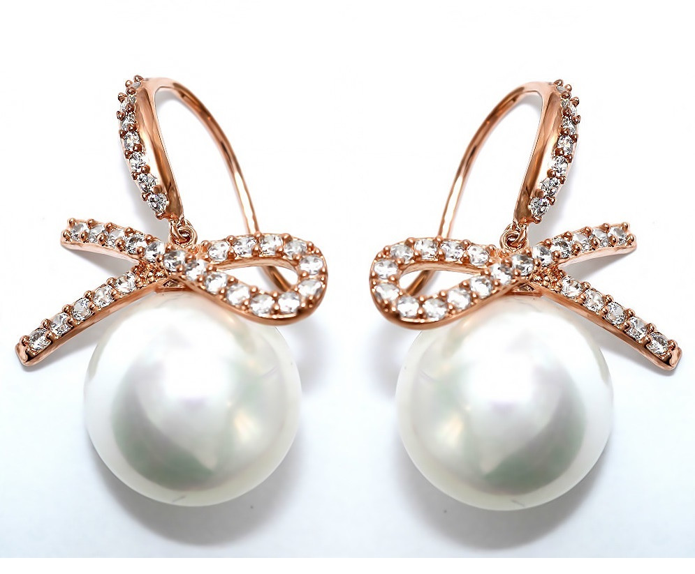 Сережки. Колір оправи: позолота Ко. Інкрустація: циркон і перли. Довжина сережки: 2,5 см. Ширина: 20 мм.