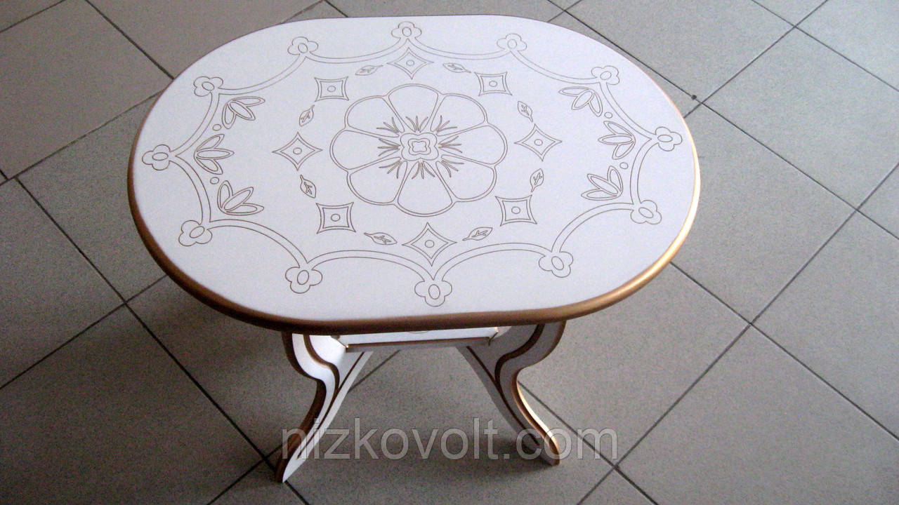 Столик журнальний, білий, дерев'яний з гравіюванням