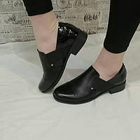 Черные туфли классические без шнуровки на низком каблуке