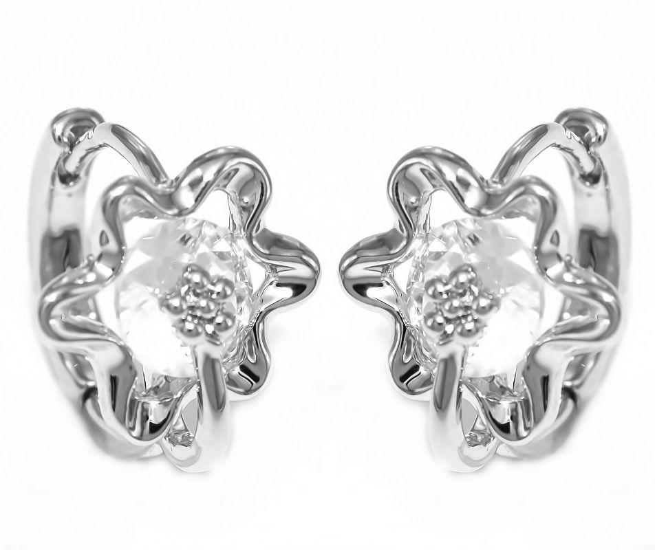 Сережки. Колір оправи: срібний. Інкрустація: циркон. Висота сережки: 1,3 см. ширина: 12 мм.