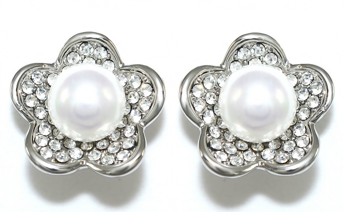 Сережки гвоздики. Колір оправи: срібний. Інкрустація: циркон і перли. Діаметр сережки: 15 мм.