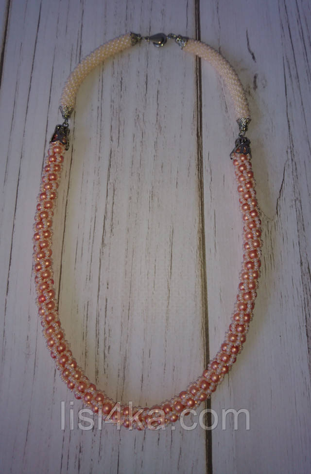 Плетений джгут із бісеру та перлин ніжно-персикового кольору