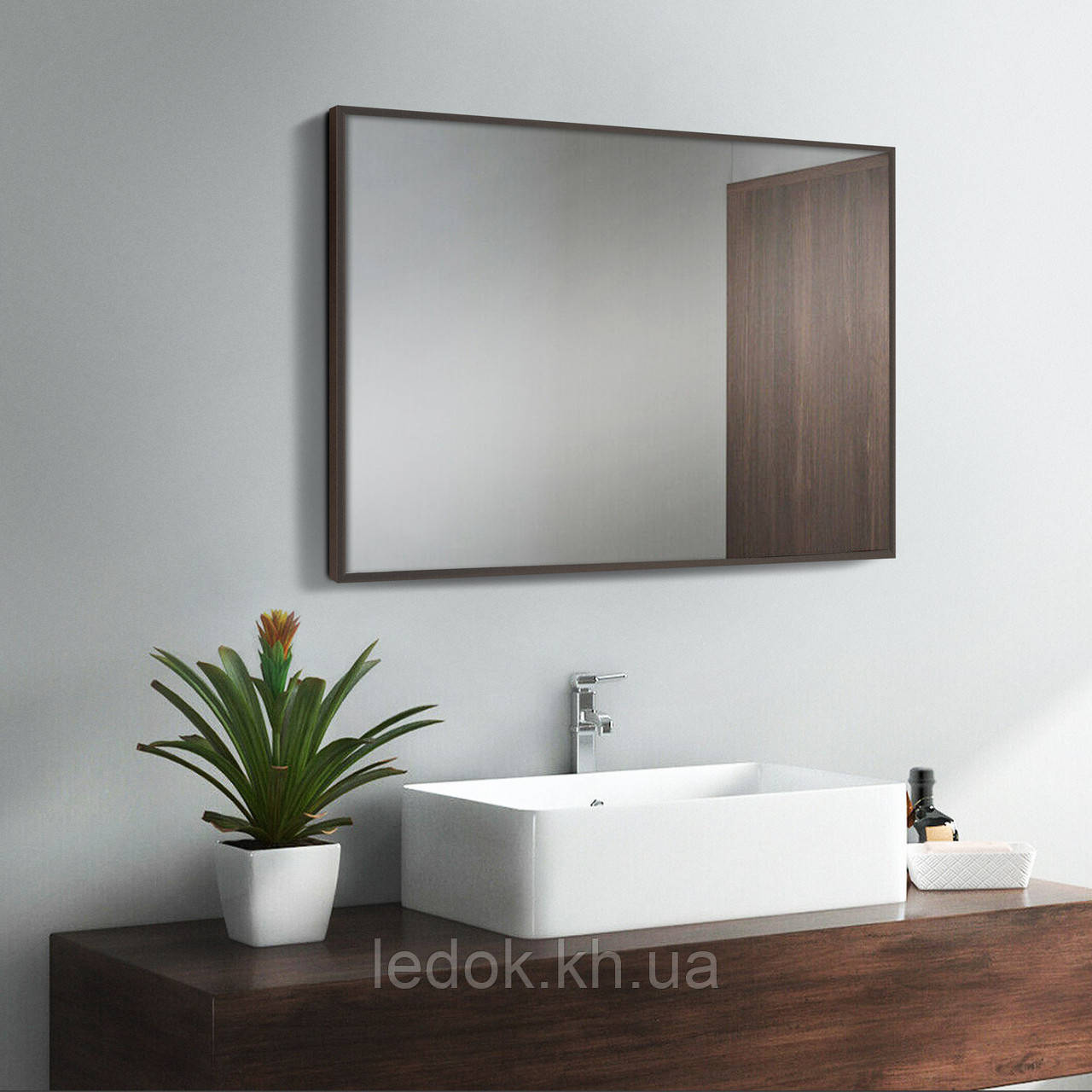 Дзеркало в ванній в алюмінієвій рамі, коричневий колір 400x600