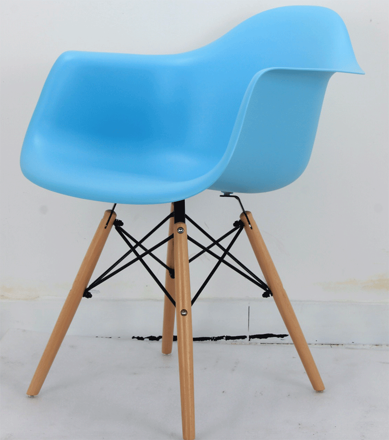 Дизайнерське крісло Leon блакитне 52, дерев'яні букові ніжки DAW armchair Charles Eames, в стилі лофт