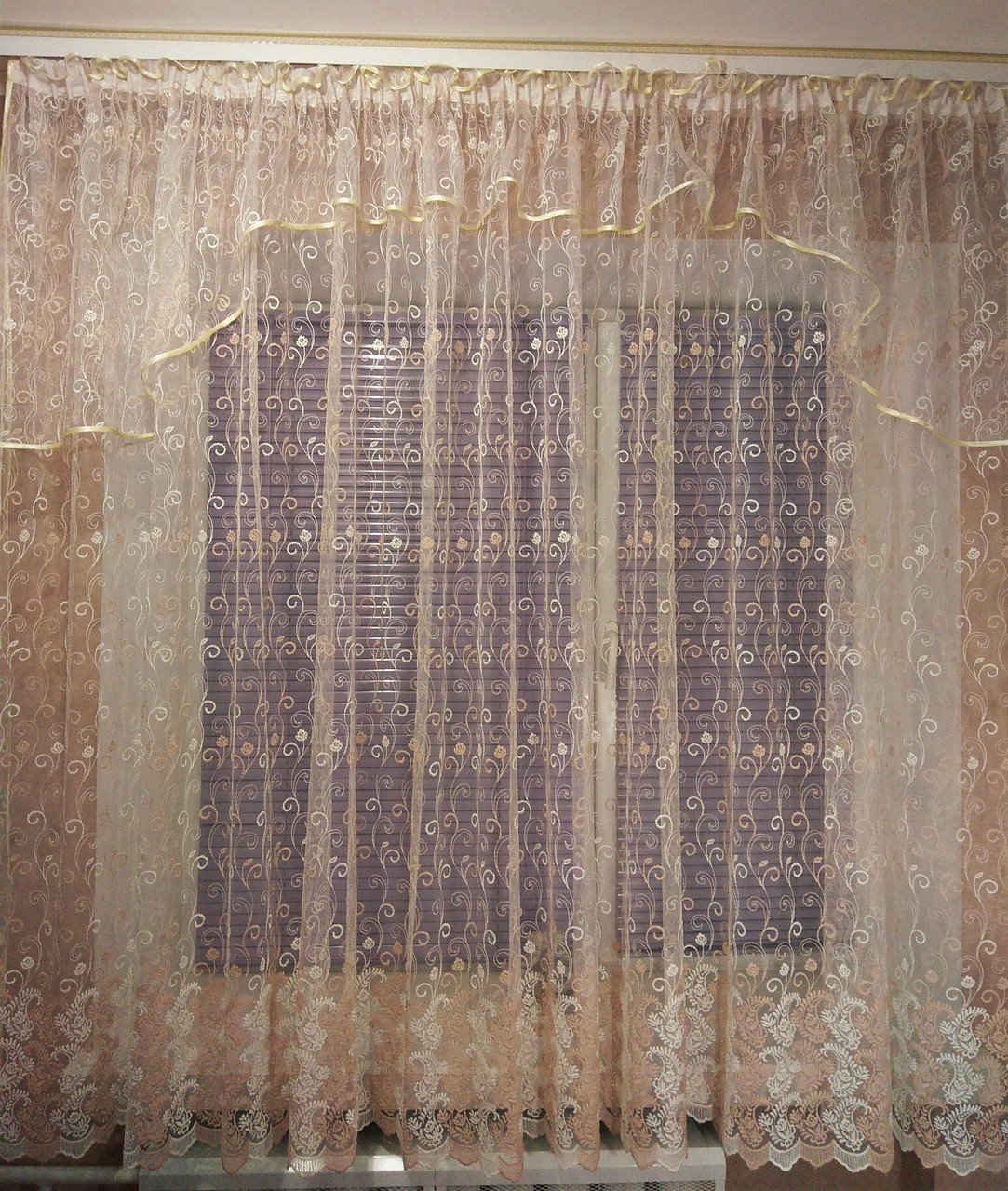 Готова завіска з ніжною вишивкою 4 м ширини й 1,8 м висоти "Каріна"