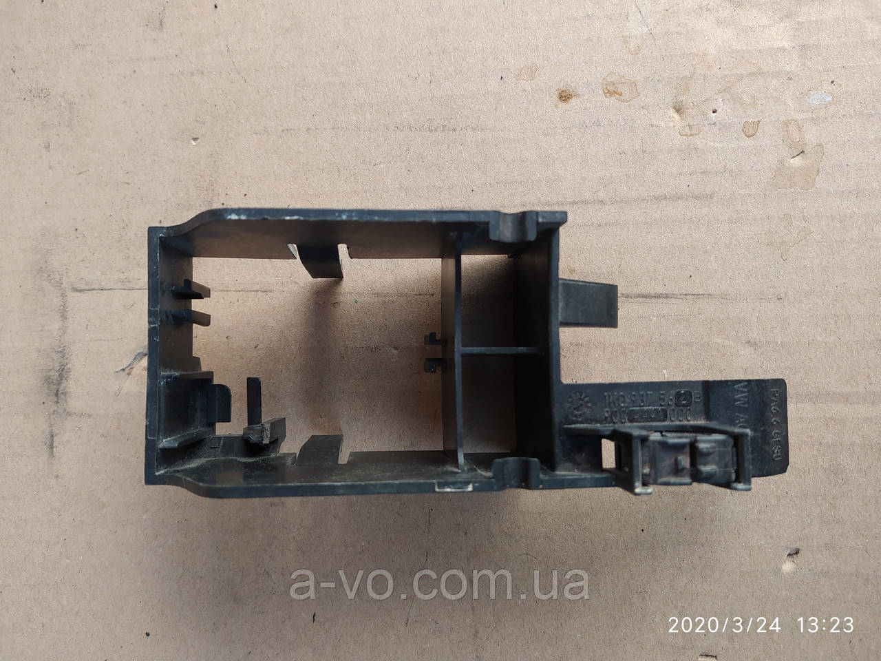 Кронштейн кріплення дротів VW Golf Audi a3 1K0937562B