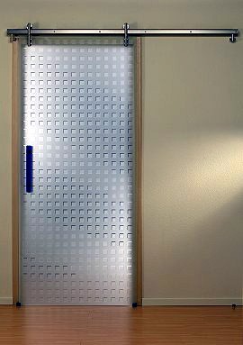 Стеклянная одностворчатая раздвижная дверь в интерьере - фото 1 - id-p12811336