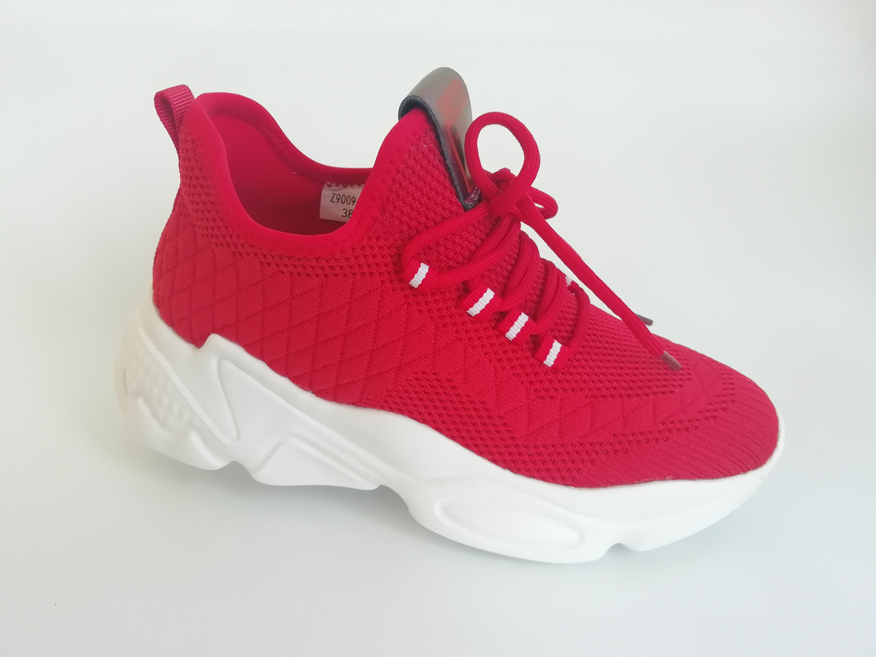 Кросівки червоні на товстій підошві. Розміри: 38.
