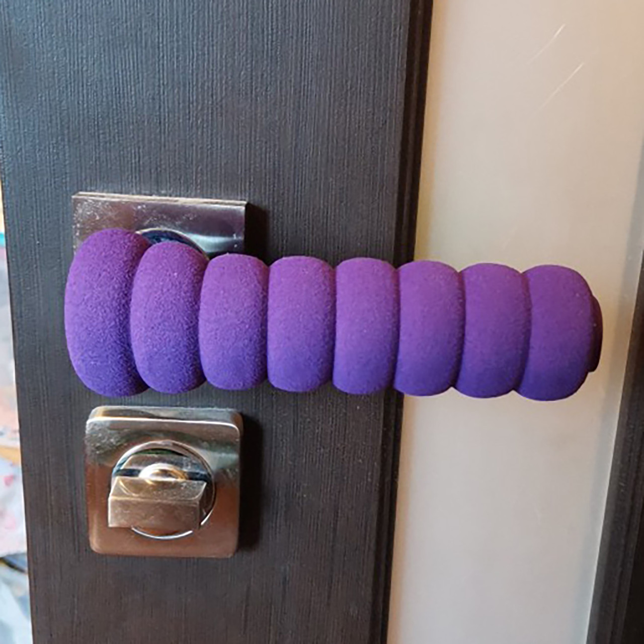 Грипсы, накладки на ручки двери мягкие, защита на ручку двери, фиолетовая. - фото 4 - id-p1151088353