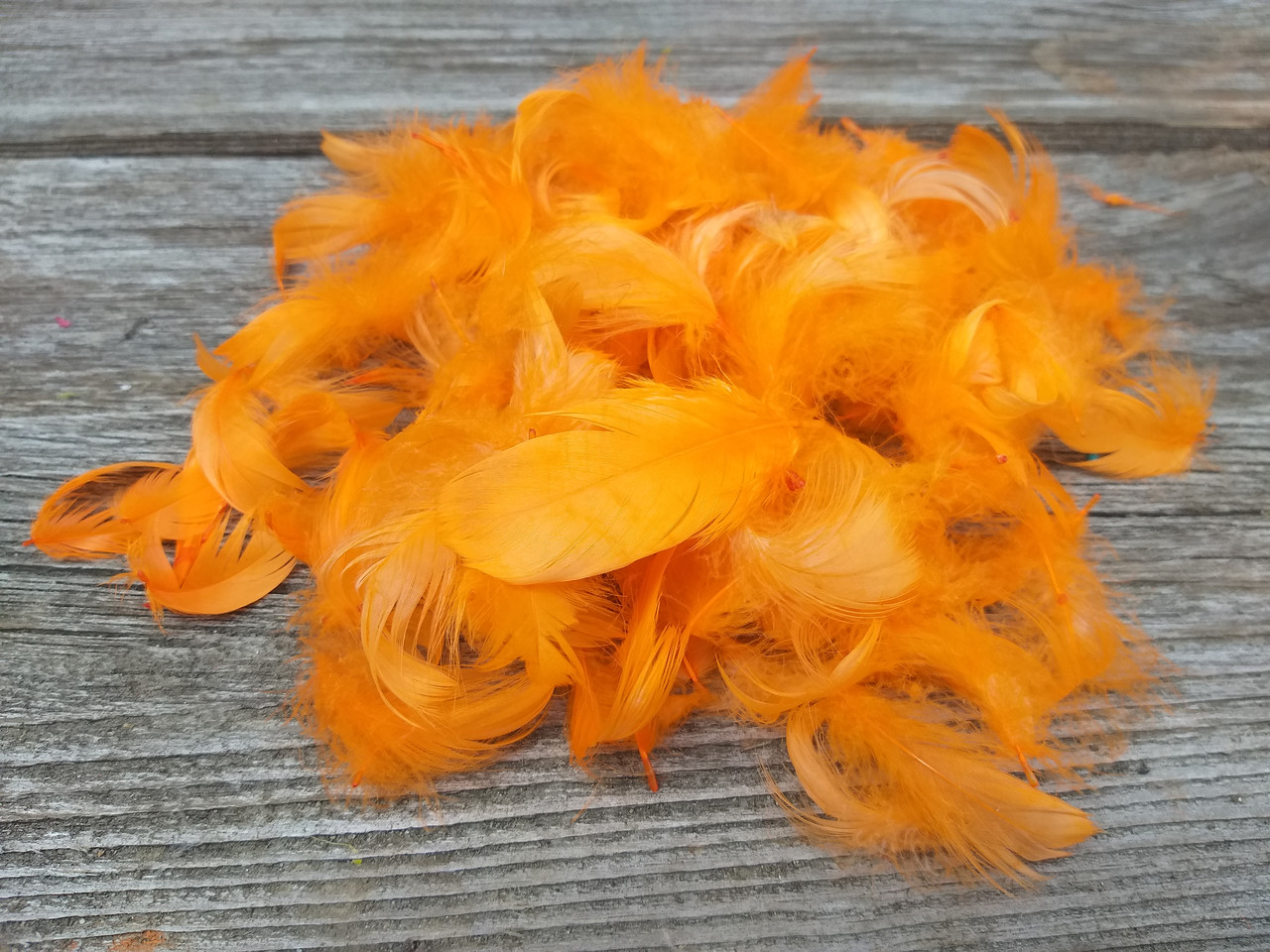 Пір'я помаранчеве декоративне, уп.150 шт (4 гр), фото 1