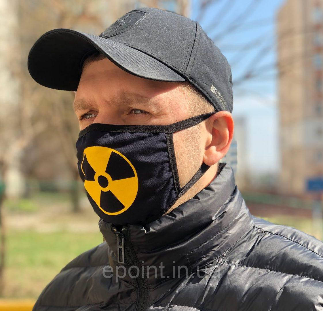 Захисна маска для обличчя, чорний колір, багаторазова з великим принтом жовтого кольору знак радіації