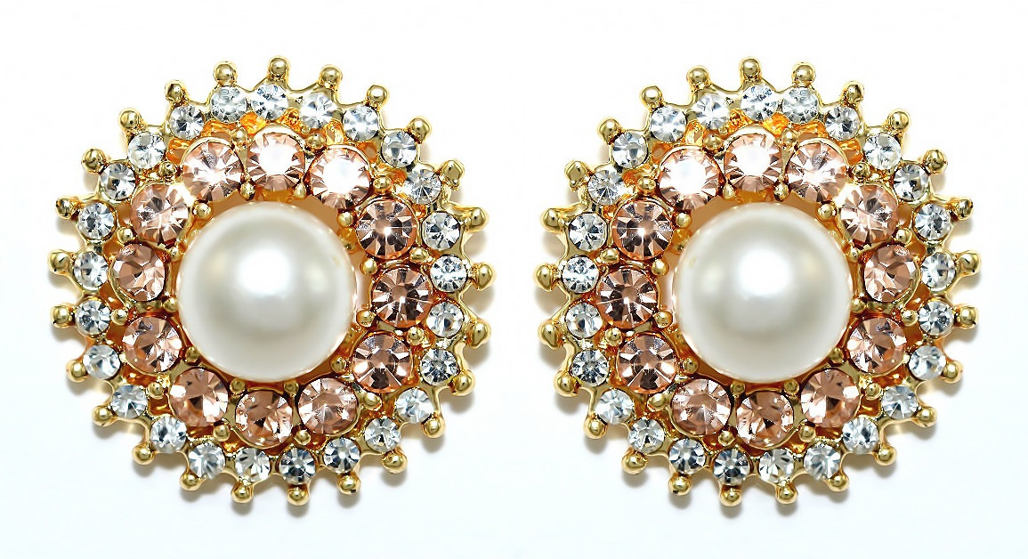 Сережки гвоздики. Колір оправи: позолота. Камені: перли та пудровий циркон. Діаметр: 20 мм.