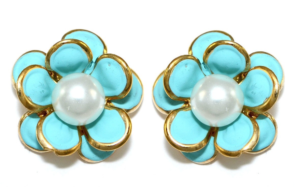 Сережки гвоздики.Квіть оправи: позолота. Інкрустація: перлів. Діаметр сережки: 15 мм.