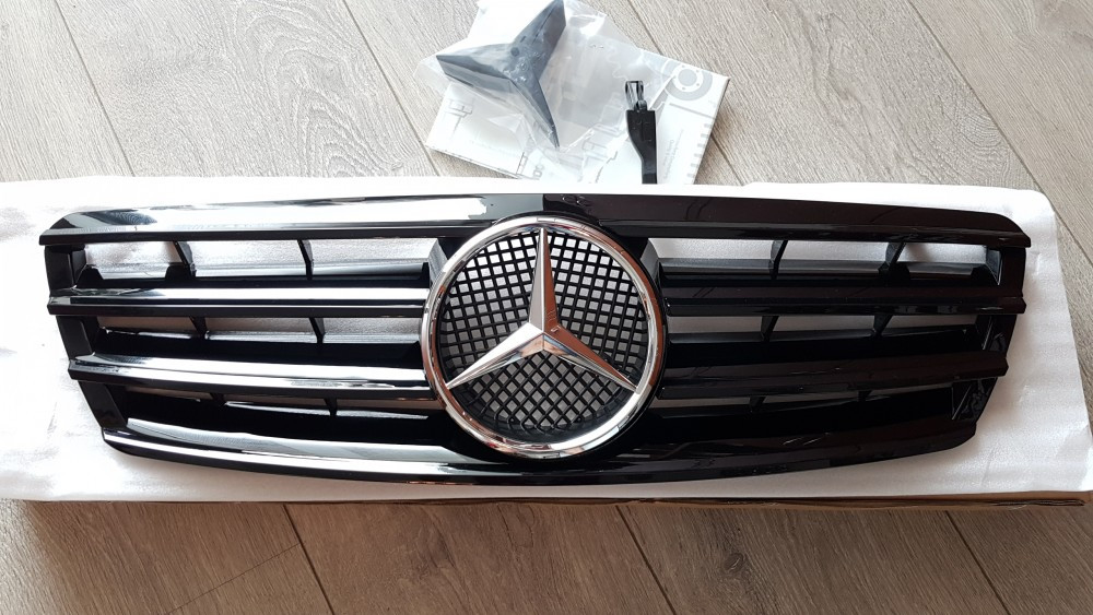 Решітка радіатора Mercedes W203 стиль CL AMG (чорний глянець), фото 1
