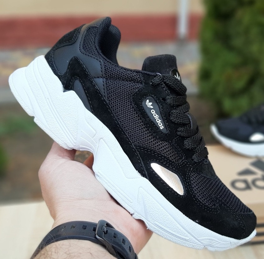 Жіночі кросівки Adidas Falcon чорні з білим. Живе фото. топ