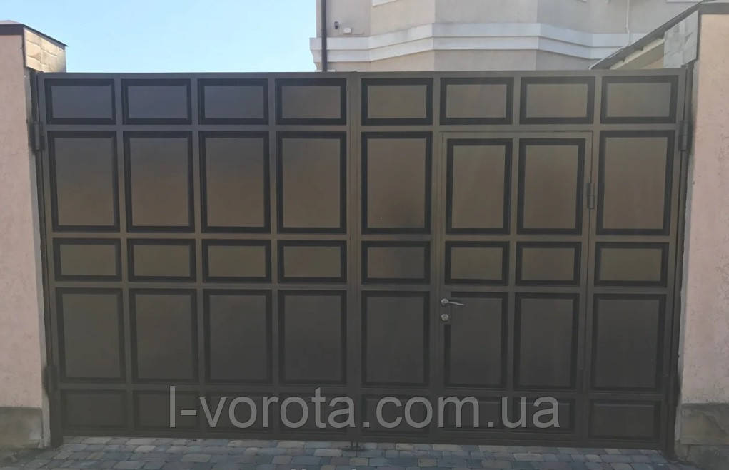 Ворота розпашні з хвірткою в полотні воріт