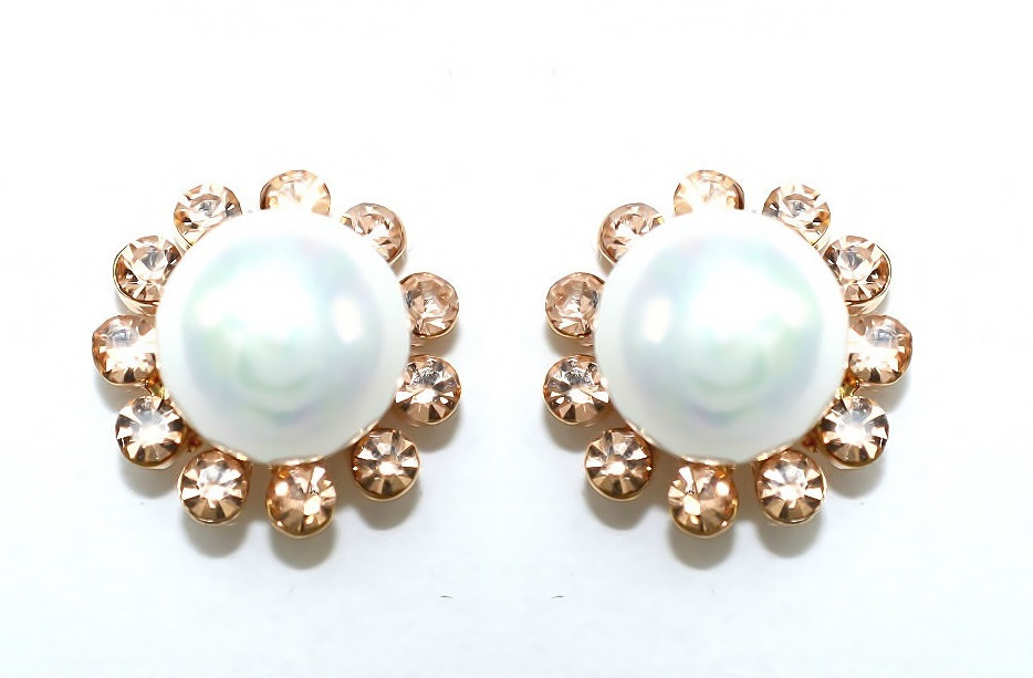 Сережки гвоздики. Колір оправи: позолота Ко. Камені: пудровий циркон і перли. Діаметр сережки: 11 мм.