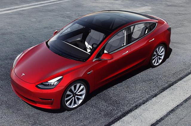 Tesla Model 3 c панорамной кришей