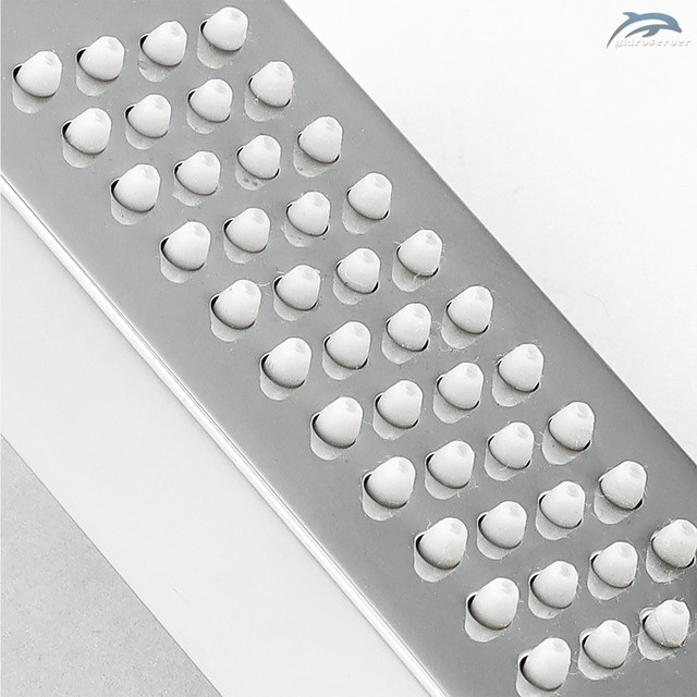 Душова насадка для ручного душу LRL-01 з еластичними розпилювачами зі зносостійкої, термостійкої силіконової гуми.