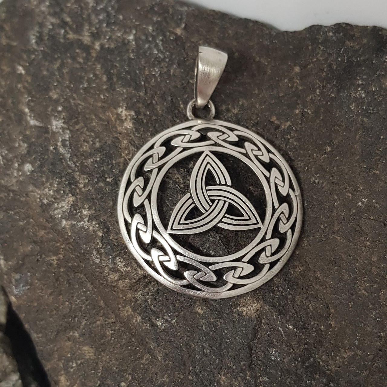 Триглав, Триксель в колі, кулон, амулет