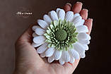 Біла шпилька ручної роботи квітка "Біла гербера". Подарунок дівчині, фото 2