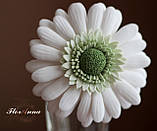 Біла шпилька ручної роботи квітка "Біла гербера". Подарунок дівчині, фото 4