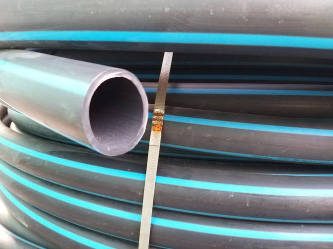 Труба полиэтиленовая 110 мм *10,8 мм чёрная с синей полосой 10 атм ...