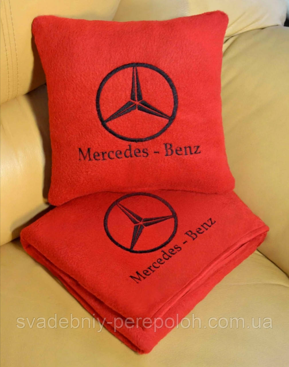 Подушка і плед в автомобіль з вишивкою логотипа "Mercedes-Benz" белый флис, чёрная вышивка - фото 1 - id-p1424547236