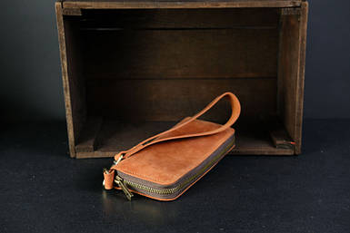 Жіночий гаманець клатч на  блискавці з ремінцем з натуральної шкіри колір Коньяк