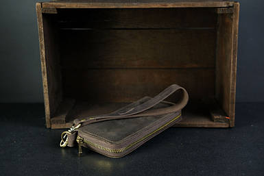 Жіночий гаманець клатч на блискавці з ремінцем з натуральної шкіри колір Шоколад
