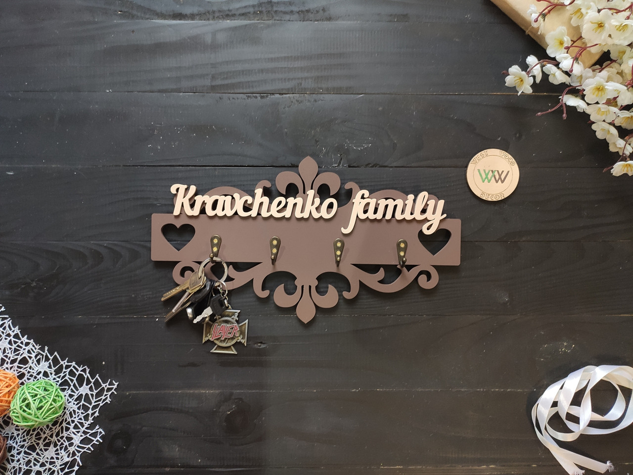 Настінна фамільна ключниця з дерева. Ключниця іменна з візерунками і вензелями. Вішалка для ключів, фото 1