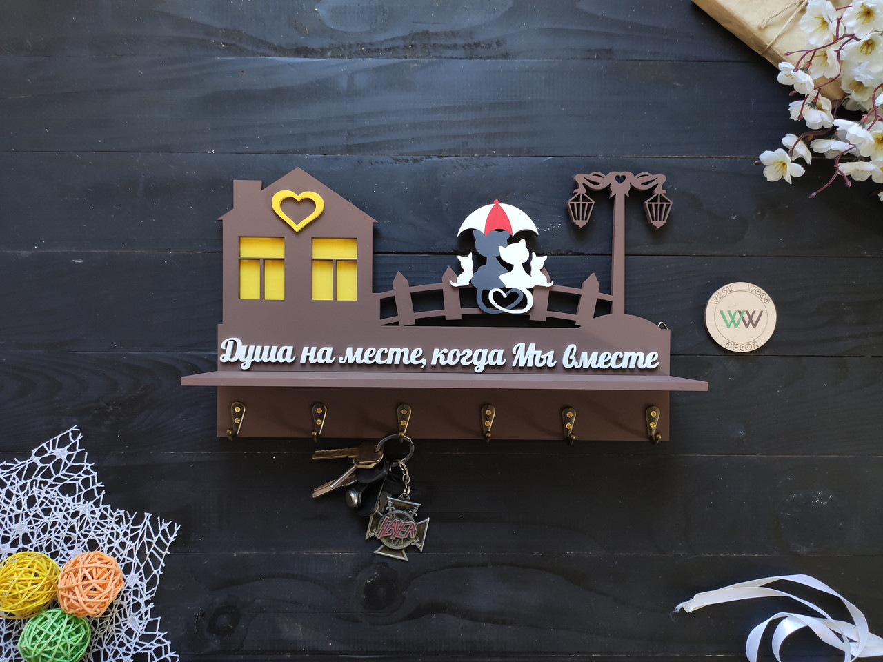 Ключниця з дерева з будиночком, деревом і котиками під парасолькою. Дерев'яна ключниця з поличкою для речей, фото 1
