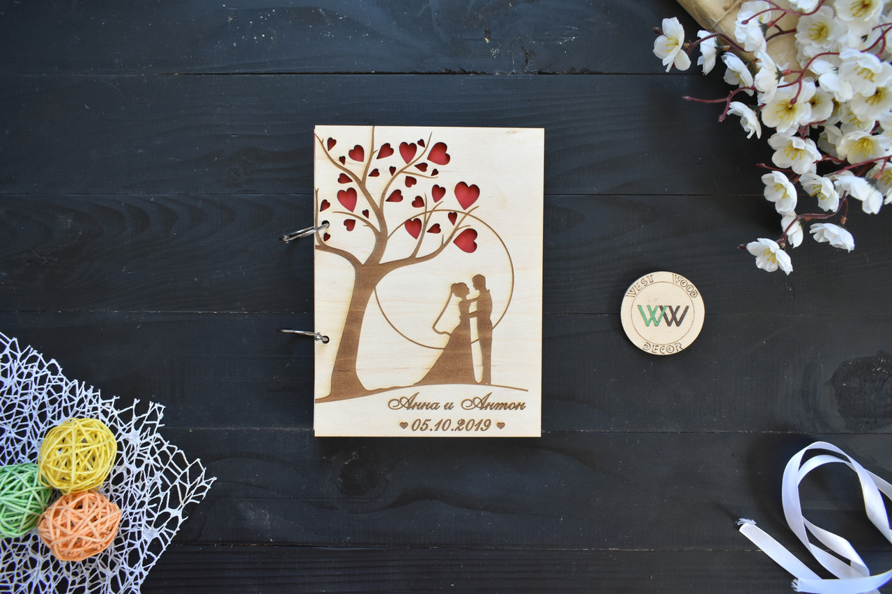 Альбом, книга для побажань, гостьова книга на весілля з дерева з іменним гравіюванням. Пара під деревом. А5