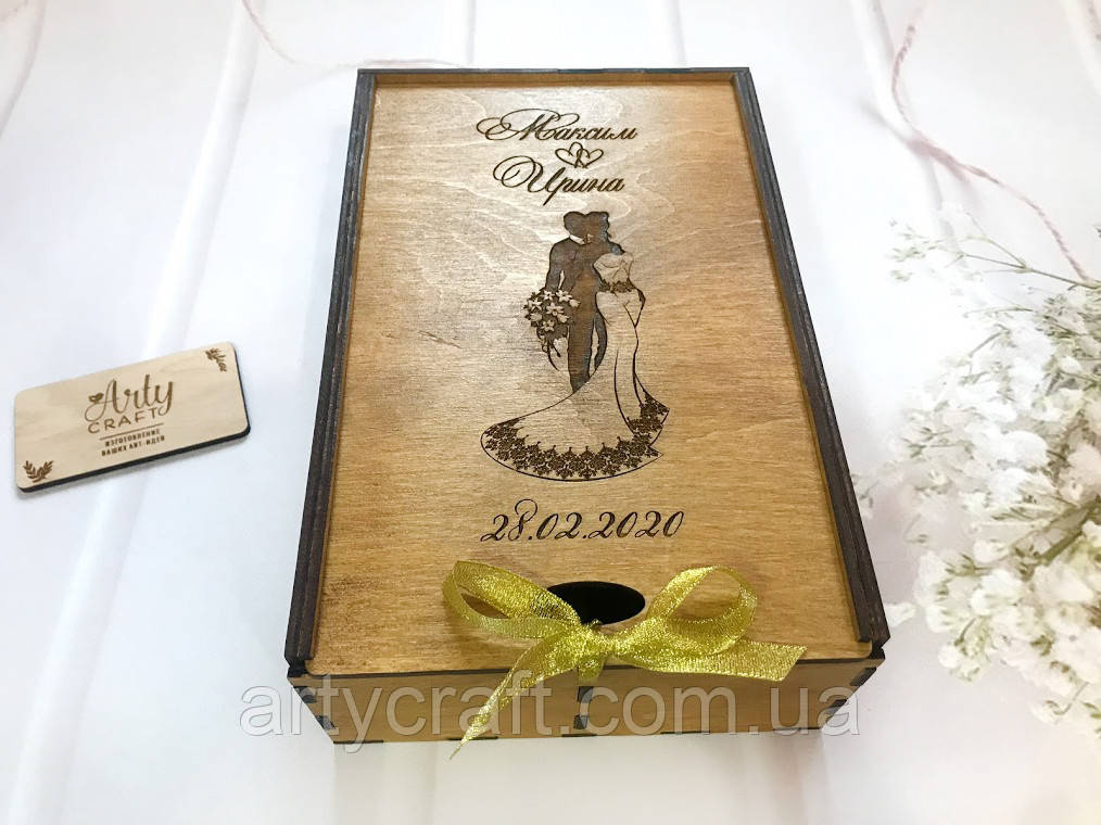 Дерев'яна коробка для весільних келихів із гравіюванням "Молодужені" Дуб