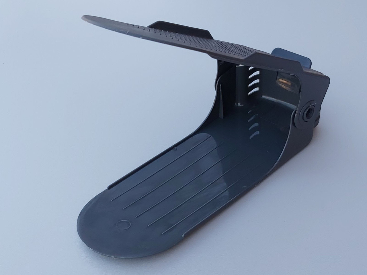 Подвійна підставка-органайзер для взуття сірого кольору. Регулюється по висоті в 3 положеннях.