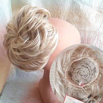 Шиньйон-бабетта на гульку короткий на гребінцях пшеничний блонд KELI-24H613