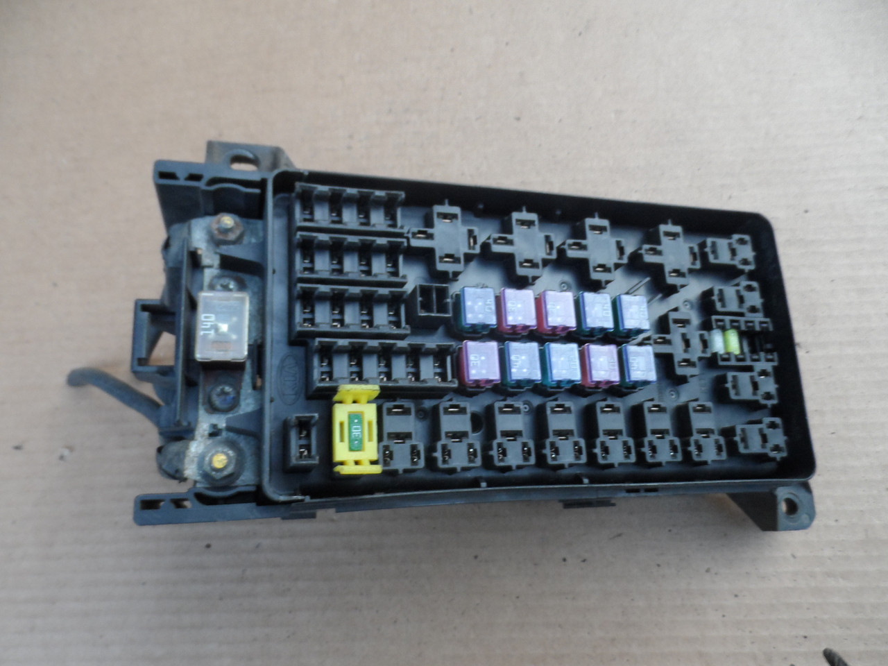 Блок запобіжників Kia Sorento 2006-2009 911613E011