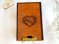 Деревянная коробка для свадебных бокалов с гравировкой "Сердце" Ореховое дерево