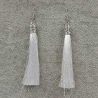 Сережки пензля жіночі застібка петля з елементами сріблястого кольору довгі об'ємні білого кольору довжина 11 см